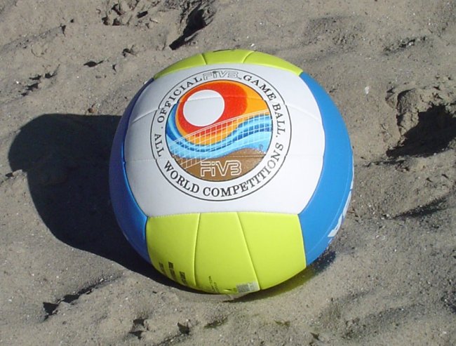 Мяч для игры в пляжный волейбол