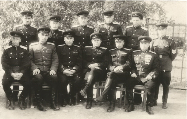Виктор Семенович Белугин. Начало службы в КЗАКВО. 1952 г. Коллектив преподавателей и командования. Виктор Семенович Белугин. Начало службы в КЗАКВО. 1952 г. Коллектив преподавателей и командования.