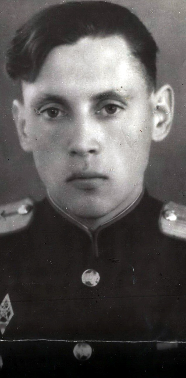 Виктор Семенович Белугин. Старший лейтенант, лучший командир взвода. 1953 г. Портрет был вывешен на стенде дома офицеров г. Тбилиси. Виктор Семенович Белугин. Старший лейтенант, лучший командир взвода. 1953 г. Портрет был вывешен на стенде дома офицеров г. Тбилиси.
