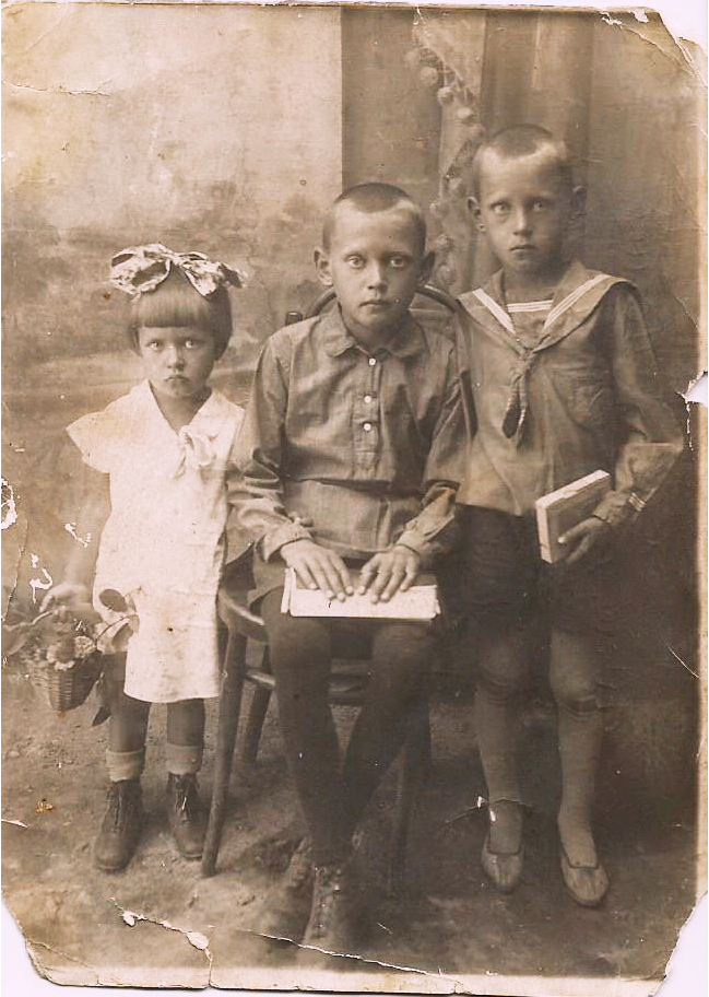 Виктор Семенович Белугин с братом и сестрой. 1934 г. Виктор Семенович Белугин с братом и сестрой. 1934 г.